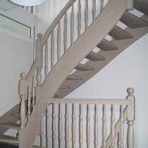 Eichentreppe grau gebeizt