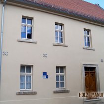Holzfenster und Holzhaustür