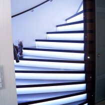 Treppe Nussbaum beleuchtet