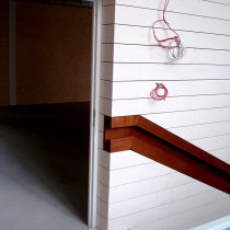 Wandverkleidung mit eingelassenem Handlauf